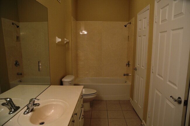 Foto del edificio - Nice 3/2 Condo in Horizons at Vista Lakes ...