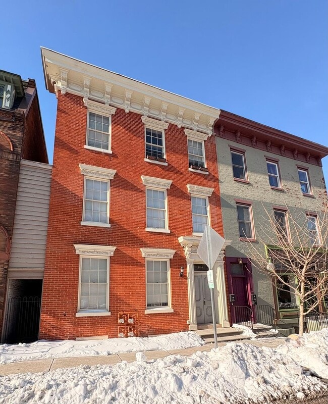 Building Photo - 104 S Beaver St