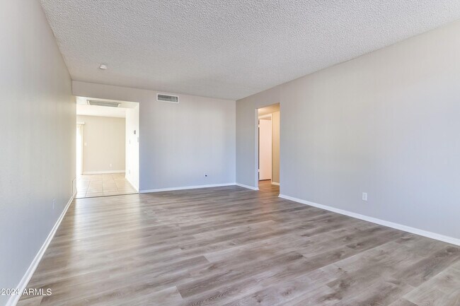 Foto del edificio - 2407 E Manhatton Dr