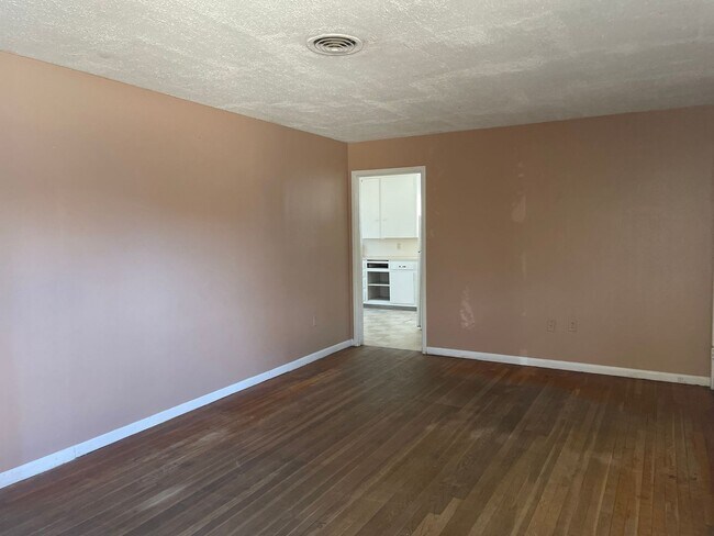 Building Photo - 3 bed 1 bath 1 car garage!