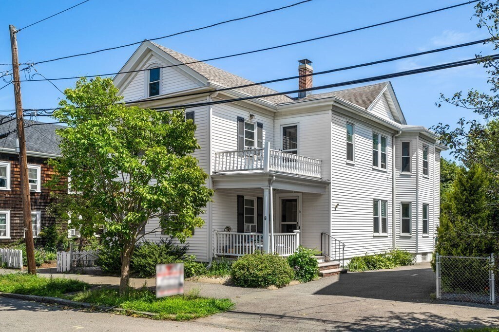 6 Dearborn St Unit 1, Salem, MA 01970 Room for Rent in Salem, MA