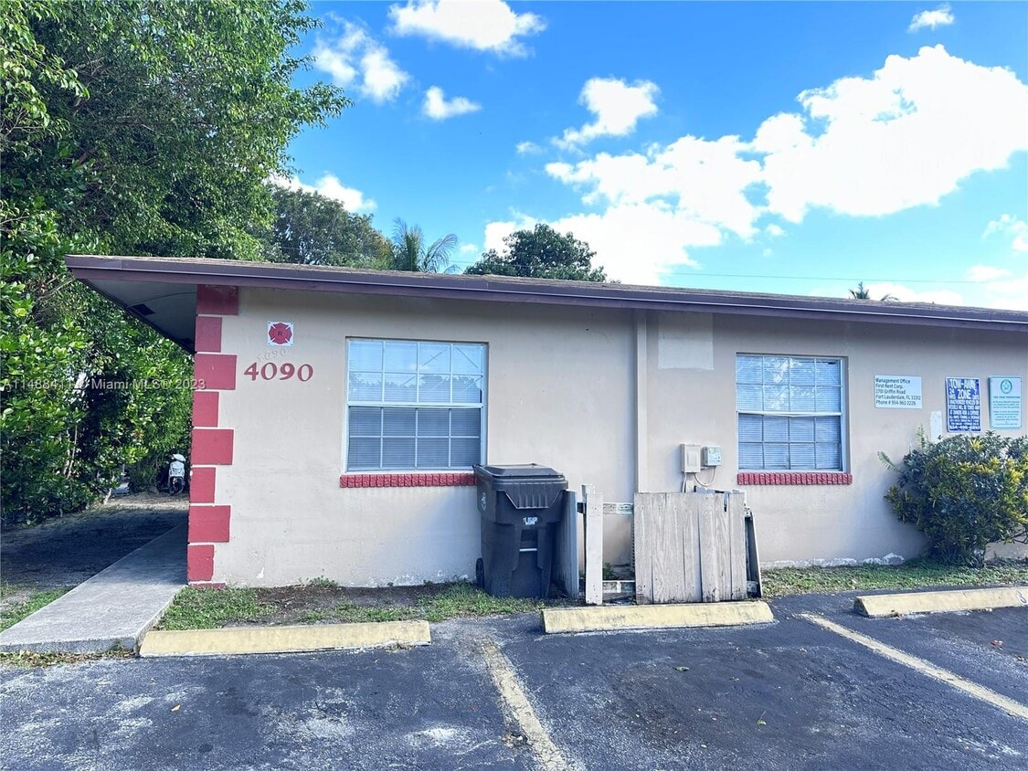 4090 NW 31st Terrace Unit 2, Lauderdale Lakes, FL 33309 Room for Rent