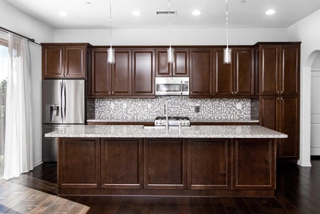 Building Photo - 121 Primrose Dr