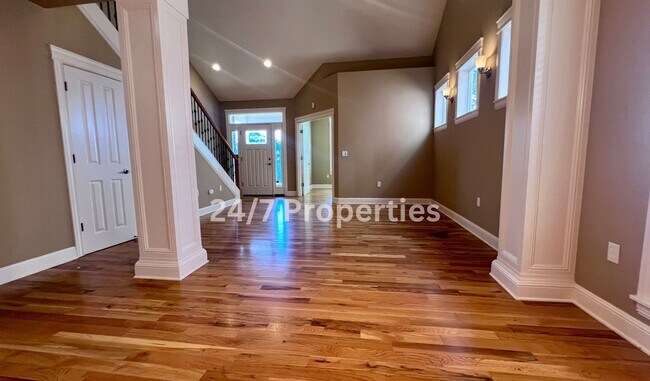 Building Photo - Large 4BD I 2.5BA Home - West Linn! $300 R...