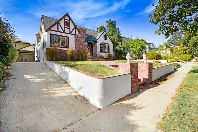 Building Photo - Pet Friendly Home in Pasadena