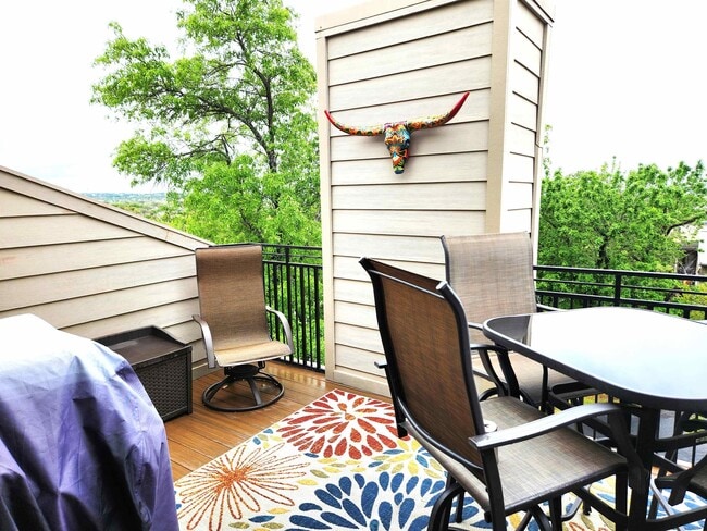 Building Photo - 304 Hi There