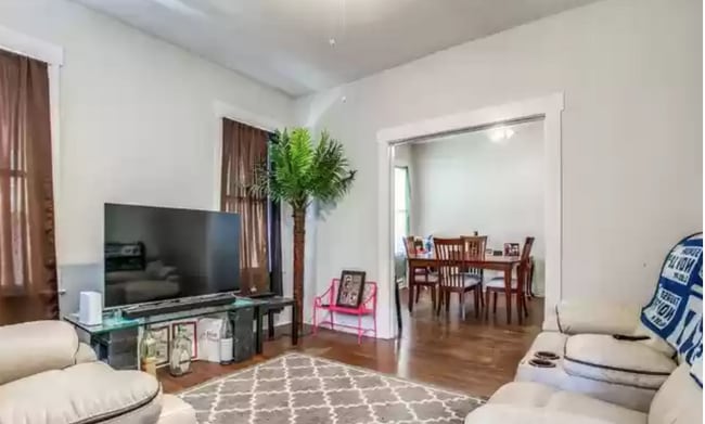 Family Room - 719 W French Plz