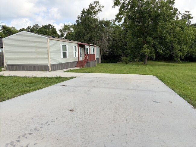 Building Photo - 215 Live Oak St