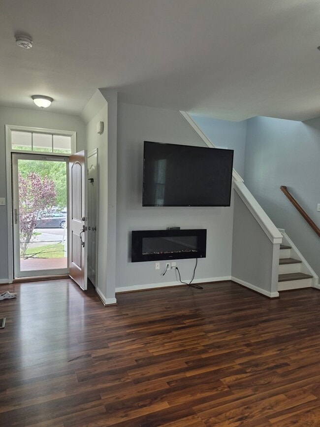 Building Photo - 3 Bedrooms, 2.5 Bathrooms Single Family Home