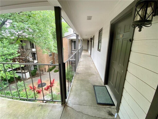 Building Photo - 203 E 31st St