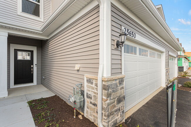 Building Photo - 25650 W Wakefield Dr