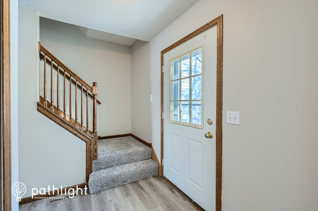 Foto del edificio - 2407 Mailand Road E, Maplewood, MN, 55119