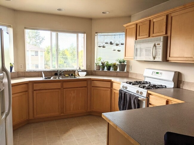 Building Photo - Beautiful Two Bedroom Condo