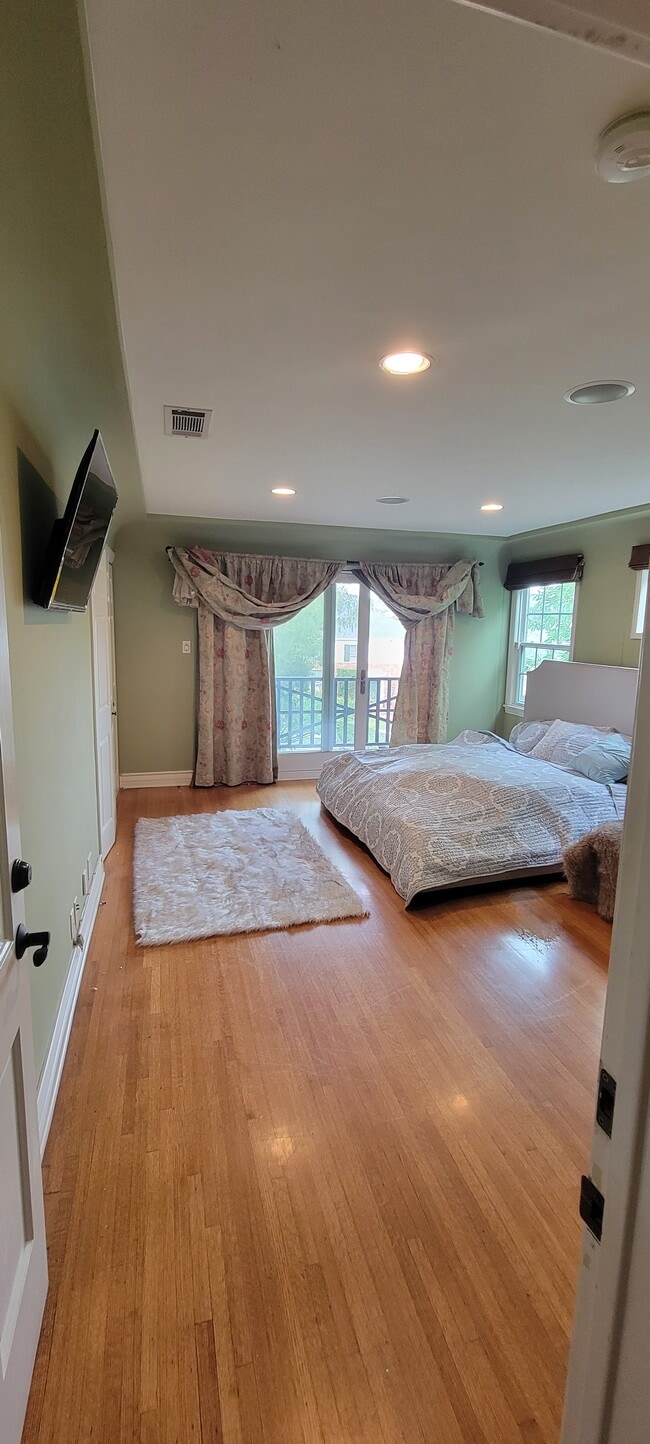 Master Bedroom - 9432 Oakmore Rd