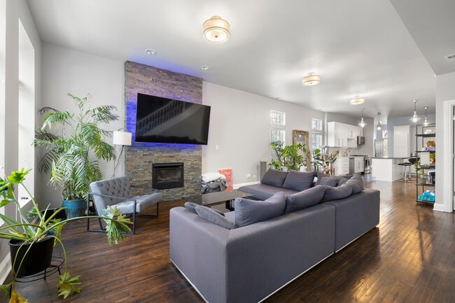 Foto del edificio - 2439 W ADAMS Ave