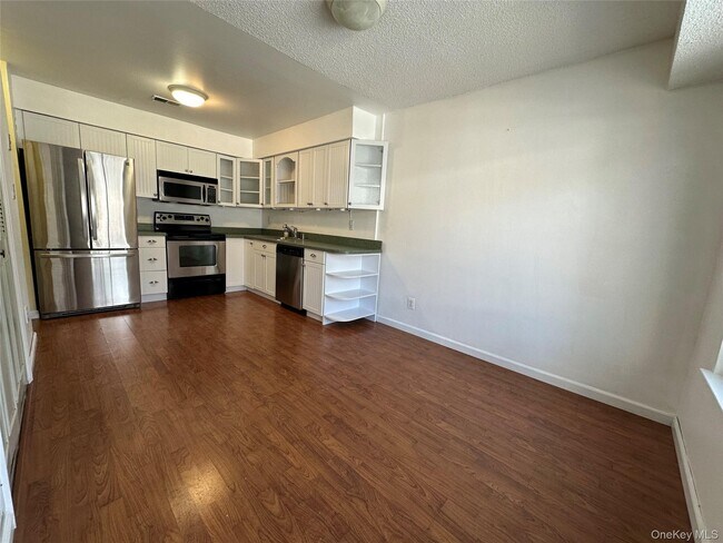 Building Photo - 223 Springmeadow Dr