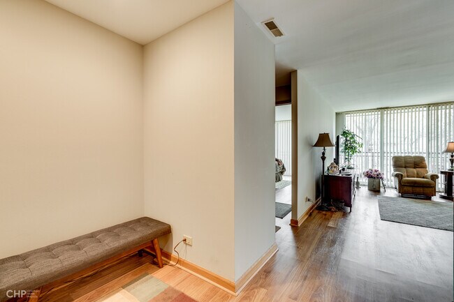 Building Photo - 5820 Oakwood Dr