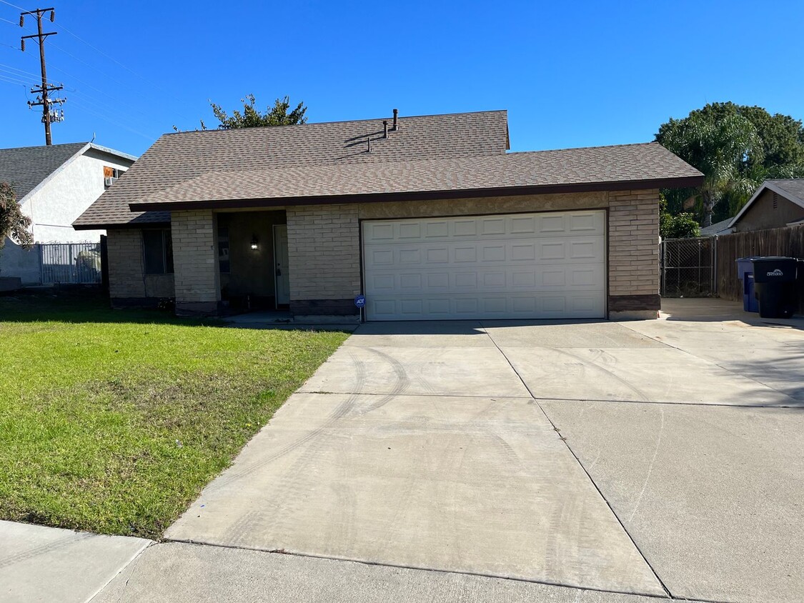 Primary Photo - Single family 3 Bedroom Home with 2 bath 2...