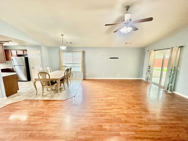 Foto del edificio - Spacious South Fresno 4/2