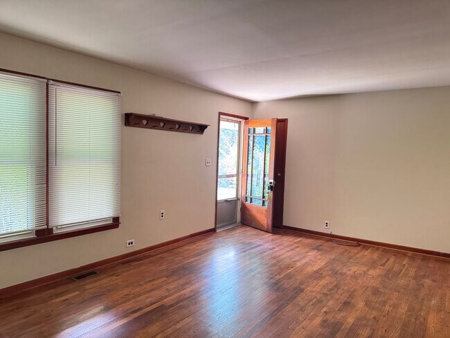 Foto del edificio - Country Living on 2 Acres! Palmyra Area. 2 Bed/1 Bath and a office.