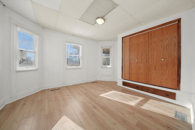Building Photo - 1095 E Merchant St