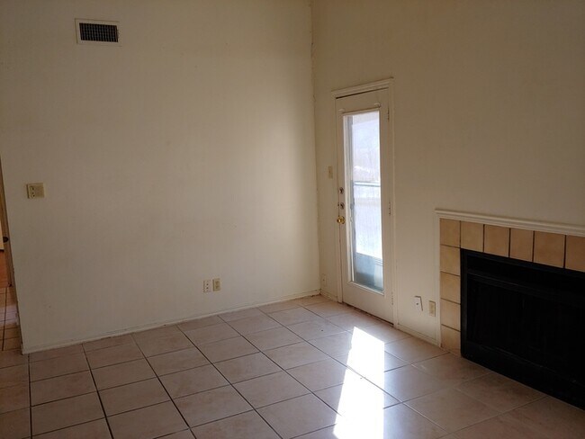 Building Photo - Nice 2/1/1 duplex with central air
