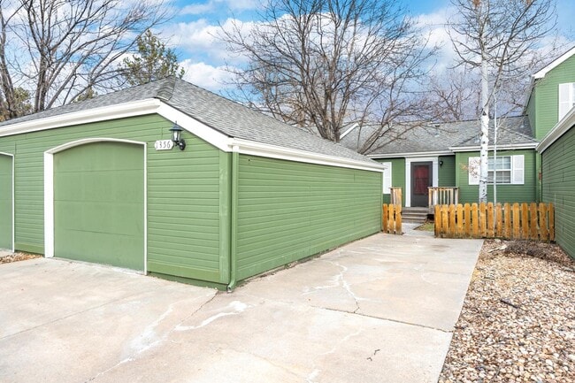 Building Photo - Updated 3-Bedroom Townhome in Ideal Location