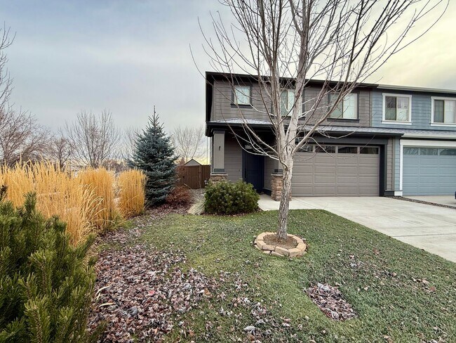 Foto del edificio - SCHEDULE A TOUR TO VIEW THIS STUNNING PALISCH TOWNHOME LOCATED IN SW REDMOND!!