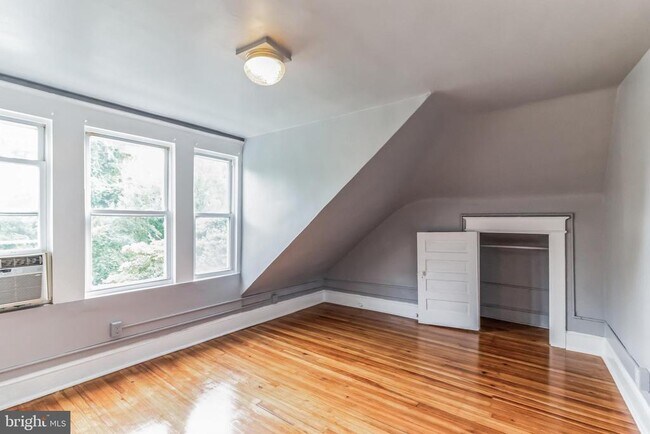 Building Photo - 2218 Roslyn Ave