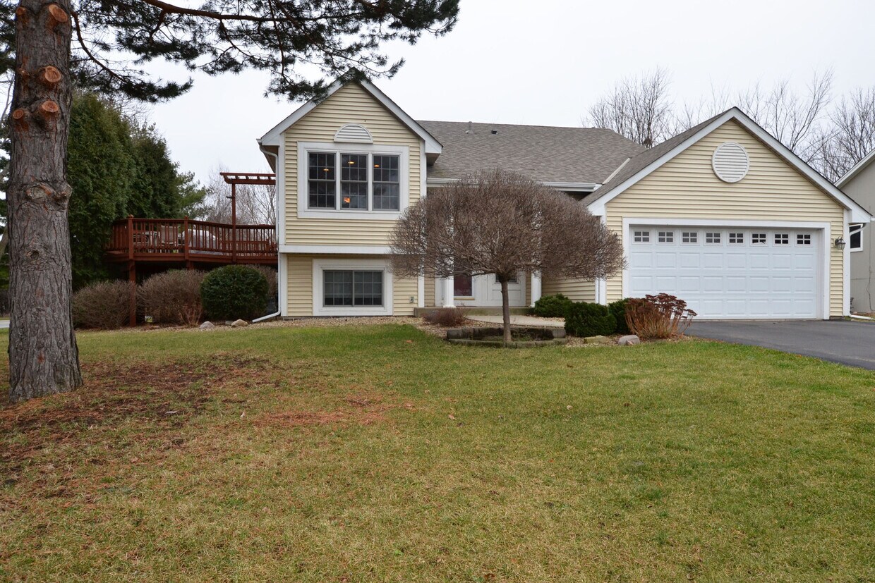 Primary Photo - GORGEOUS 4 Bed, 2 Bath Single Family Home ...