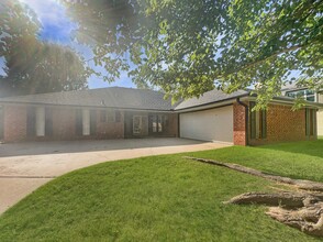 Building Photo - 2604 NE Garden Ln
