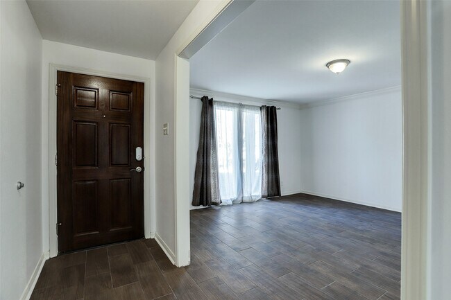 Building Photo - 5827 Farwell Dr