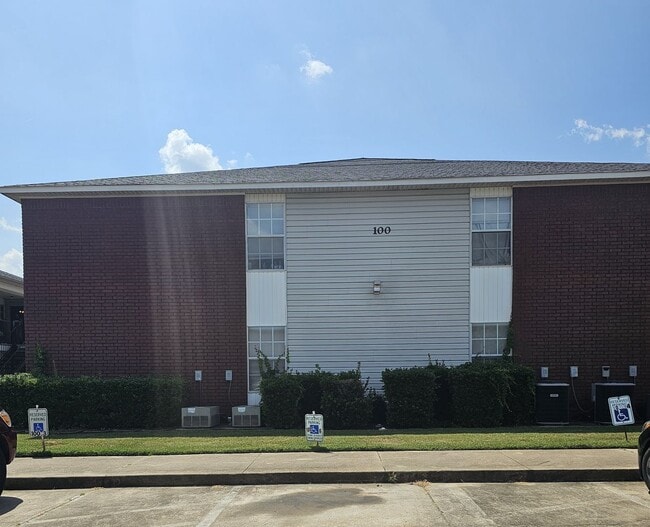 Building Photo - 51 Cedar Creek Ct