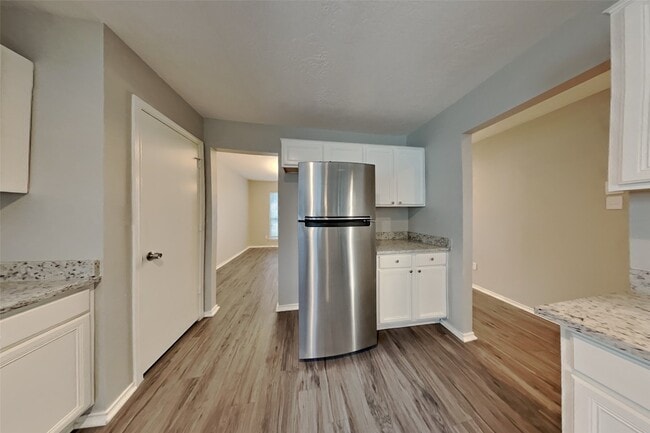 Building Photo - 2039 Greencrest Dr