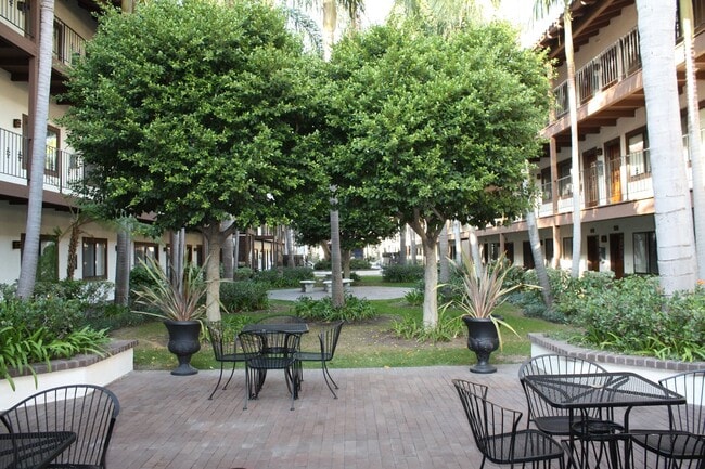 Building Photo - Los Caballeros #224