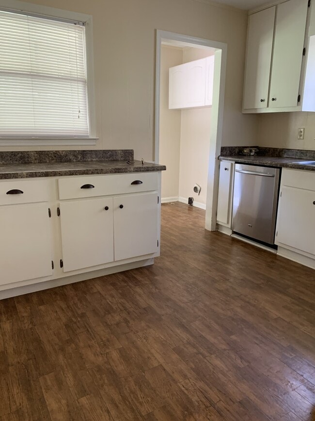 kitchen - 404 Irwin St