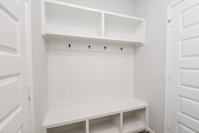 Foto del edificio - 8319 Bristlecone Pne Wy