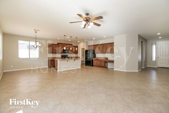 Building Photo - 635 W Desert Hills Dr