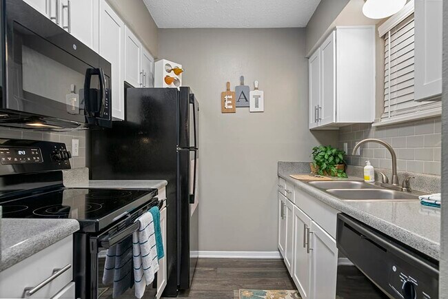 Foto del edificio - Artwood Apartment Homes