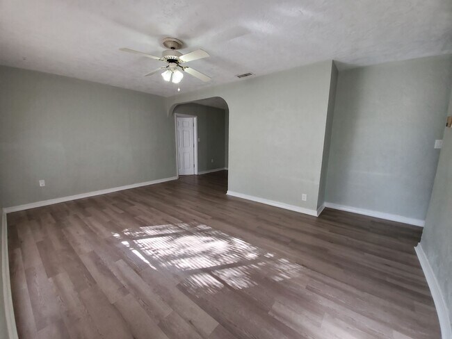 Building Photo - 3 bed / 2 bath Annual Rental Home in Brade...