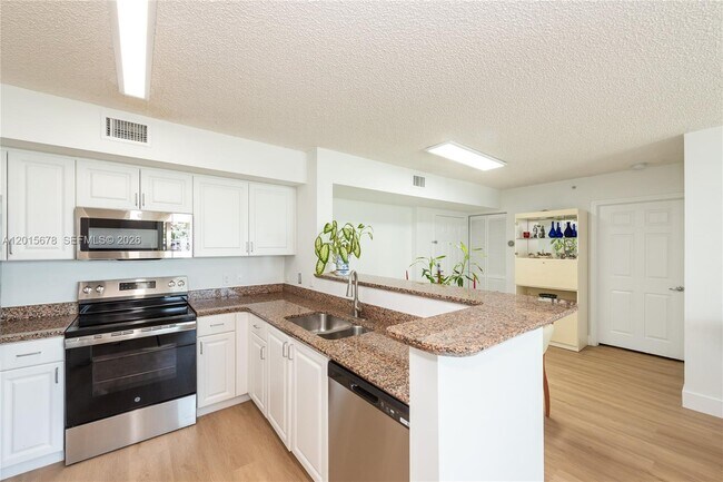 Building Photo - 1155 Brickell Bay Dr