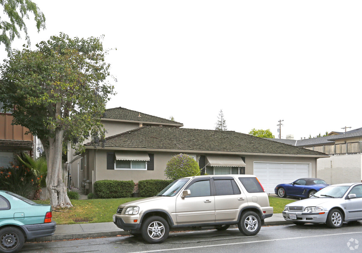 Building Photo - 833 Maryann Dr