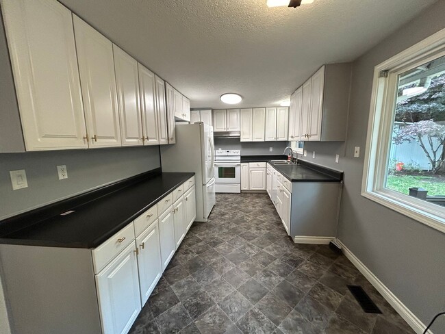 Building Photo - 4 Bedroom 2 bath Home on Quiet Street with...