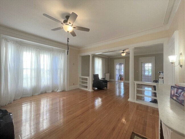 Building Photo - 45 Maple St