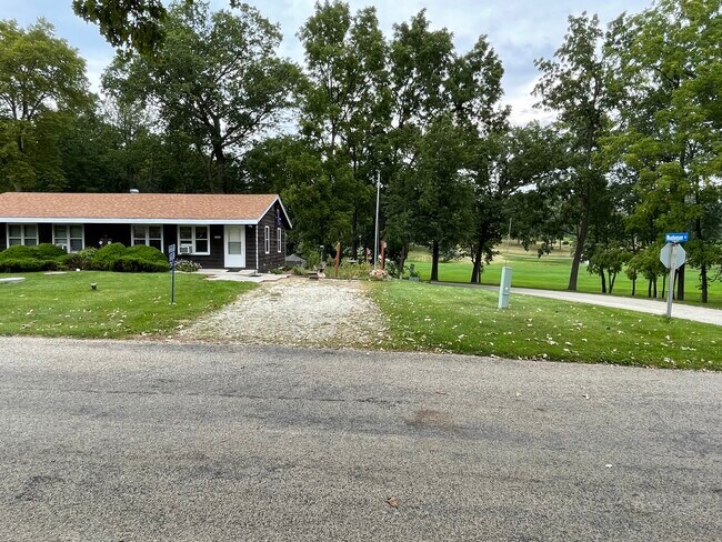 Frente y entrada para vehículos - W7698 Koshkonong Lake Rd