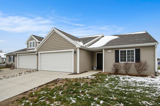 Building Photo - Newer 3 bedroom Condo