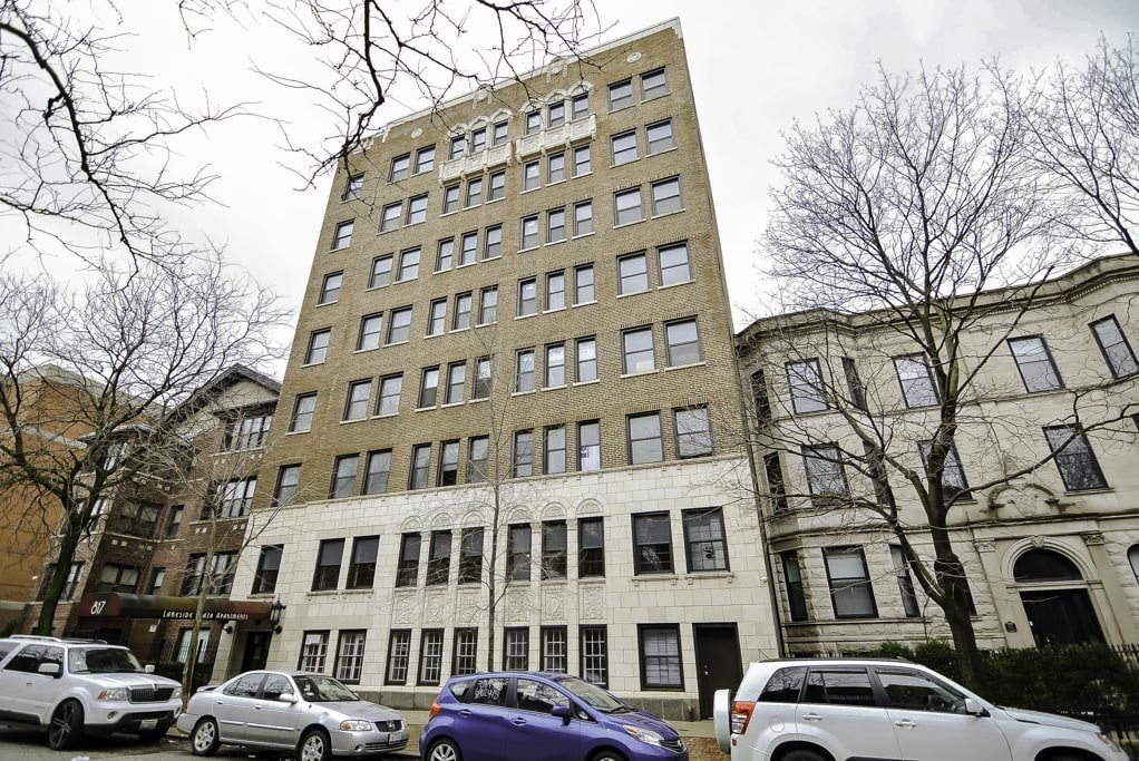 Primary Photo - 820 W Lakeside Pl