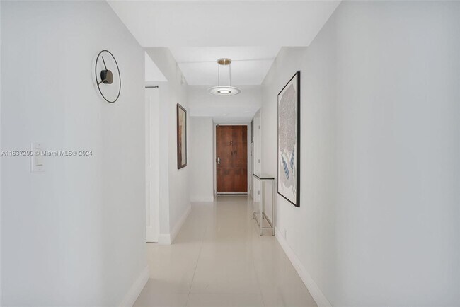 Building Photo - 1541 Brickell Ave