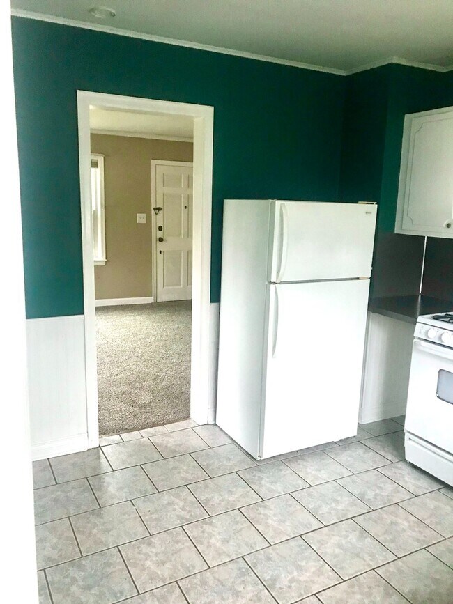 Into living room - 119 Robinson St