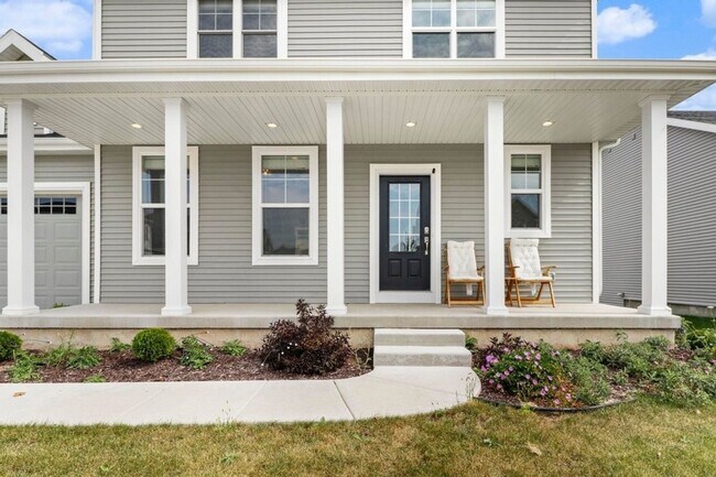 Foto del edificio - Charming 4BR House in Madison with pond view!